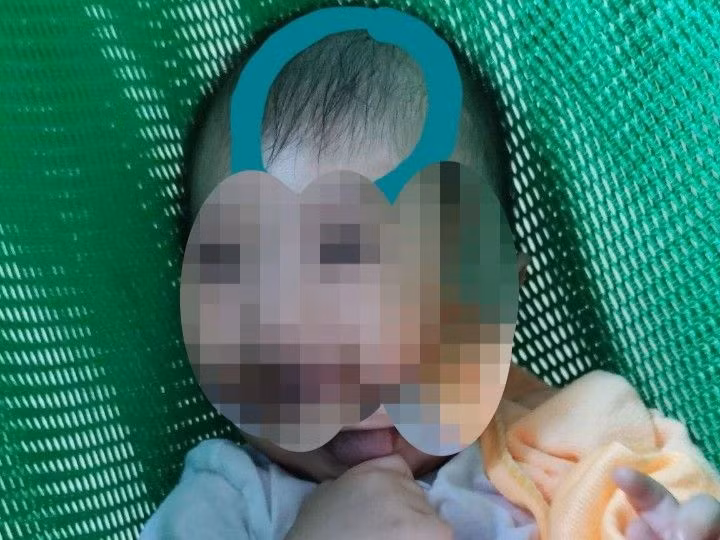 Được 1 tuần, người nhà nhận tin của Linh, báo rằng: cháu bé ngủ từ sáng tới trưa, không chịu bú sữa. Sau đó, cháu được đưa vào bệnh viện cấp cứu trong tình trạng thở yếu, đỉnh đầu có vết bầm tím. bác sĩ xác định cháu bị dập não. Sau khi phẫu thuật, bé trai vẫn hôn mê sâu và được chăm sóc đặc biệt. Linh thừa nhận có đánh bé HA trong quá trình chăm sóc do cháu hay quấy khóc. 