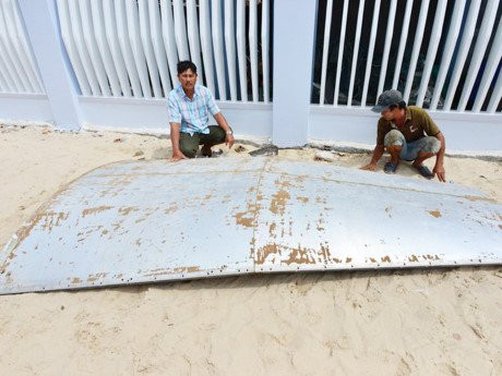 Ngu dan vot duoc vat the nghi la manh vo may bay