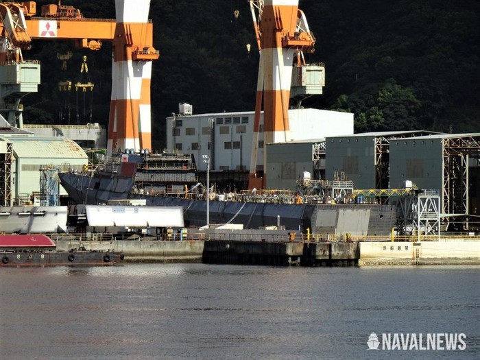 Hai cụm phóng ngư lôi chống ngầm Type-12. Đuôi tàu có sàn đáp và nhà chứa cho trực thăng SH-60.