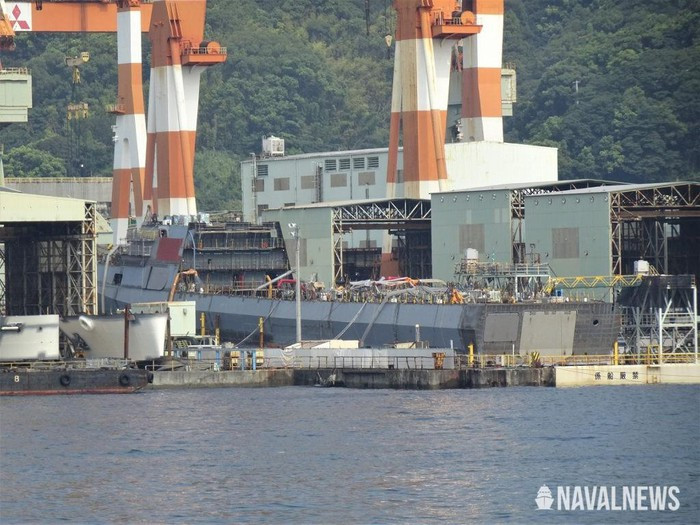 Tàu được trang bị radar quét mạng pha điện tử (AESA) OPY-2, cảm biến quang điện OAX-3EO, sonar phát hiện tàu ngầm NEC OQQ-25. Đuôi tàu có một khoang dằn để triển khai và thu hồi tàu ngầm không người lái.