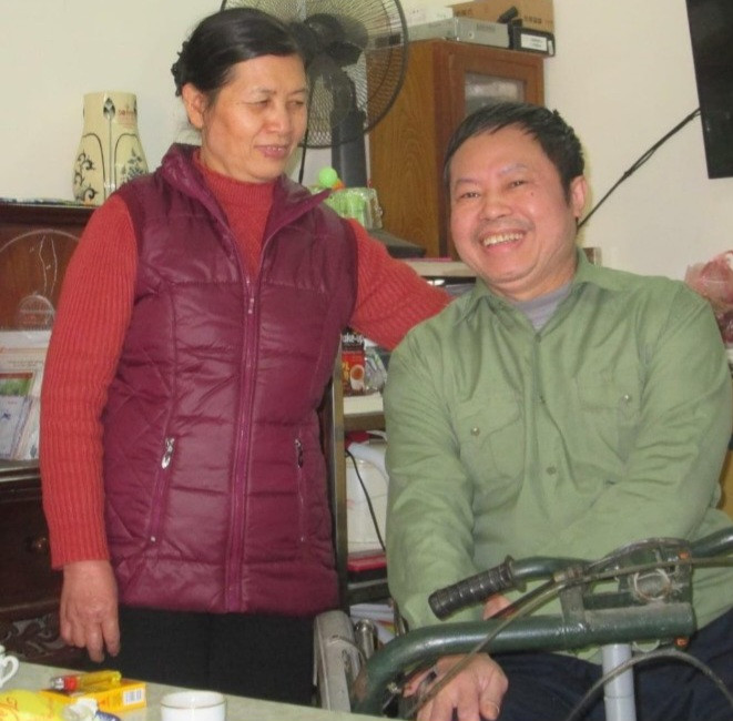 Chuyện tình cổ tích của chú rể đi xe lăn… buộc dây với cô dâu - Hình 3 Chuyen tinh co tich cua chu re di xe lan… buoc day voi co dau-Hinh-3