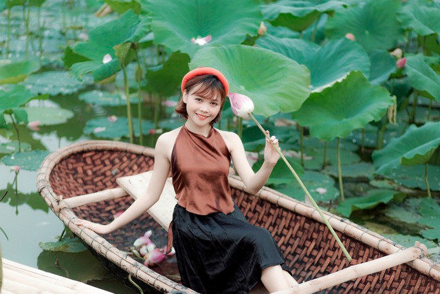 Thợ ảnh hốt “bạc triệu” mỗi ngày nhờ mùa sen nở rộ - Hình 6 Tho anh hot “bac trieu” moi ngay nho mua sen no ro-Hinh-6