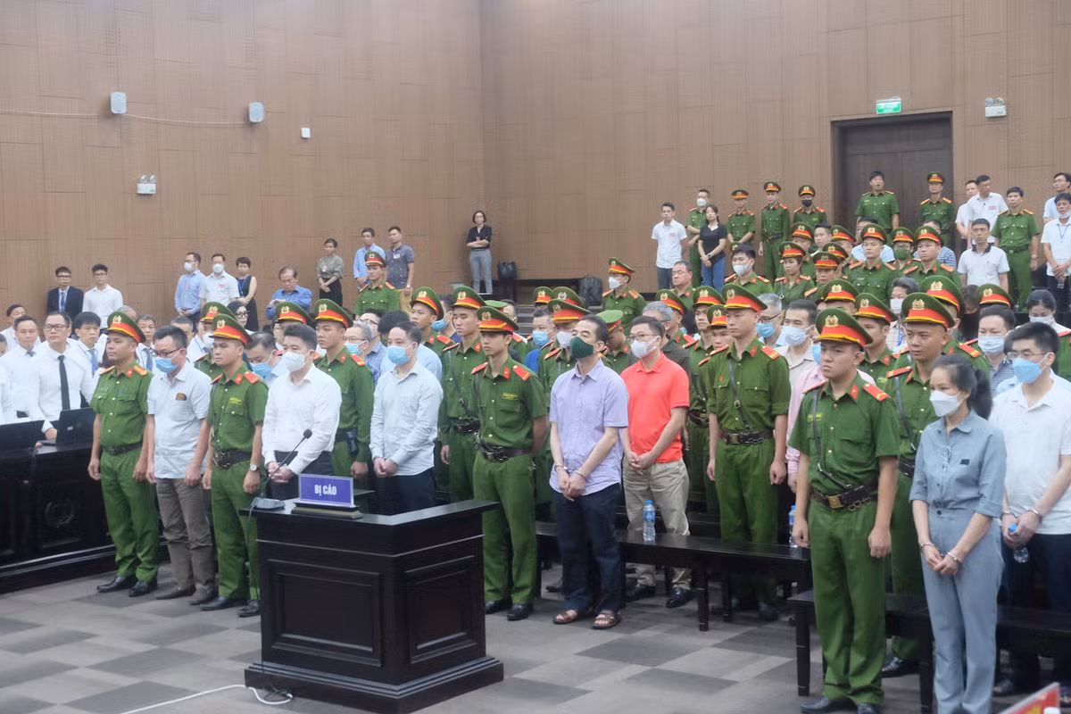 Vu “chuyen bay giai cuu”: 54 bi cao truoc vanh mong ngua, con ai “nup trong bong toi”?