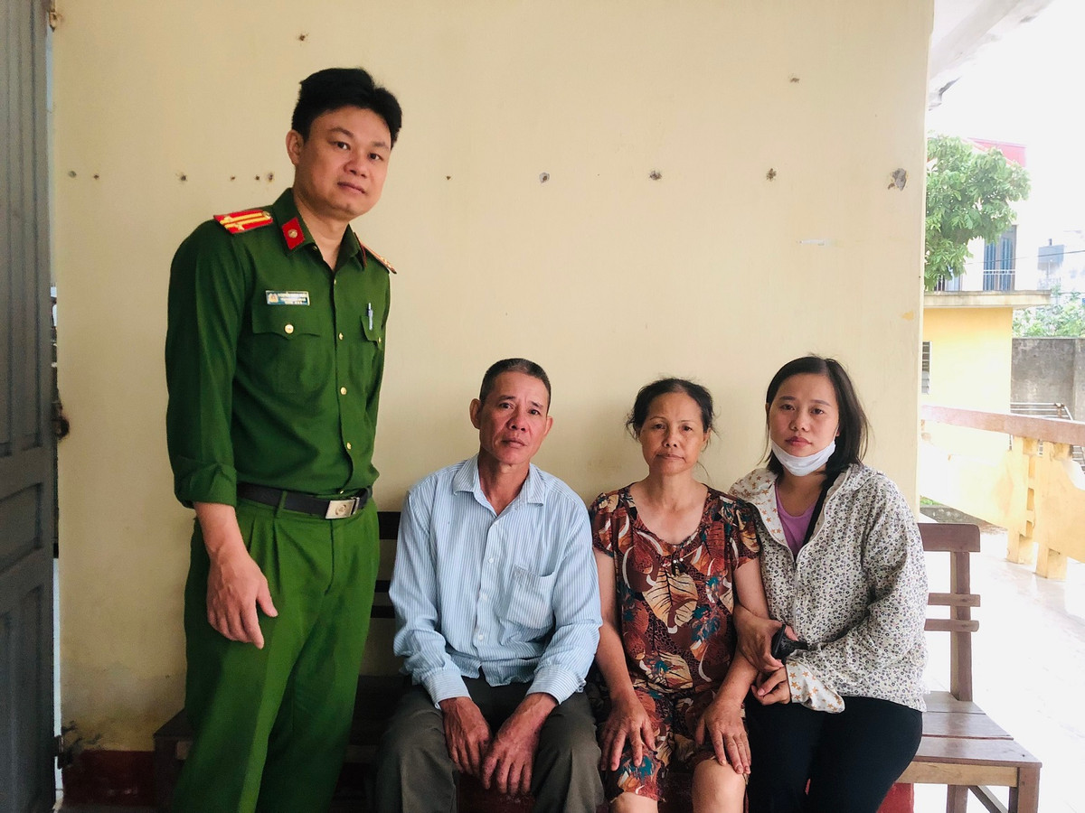 Hải Dương: Công an xã Tân An giúp người phụ nữ sa sút trí tuệ về nhà Hai Duong: Cong an xa Tan An giup nguoi phu nu sa sut tri tue ve nha