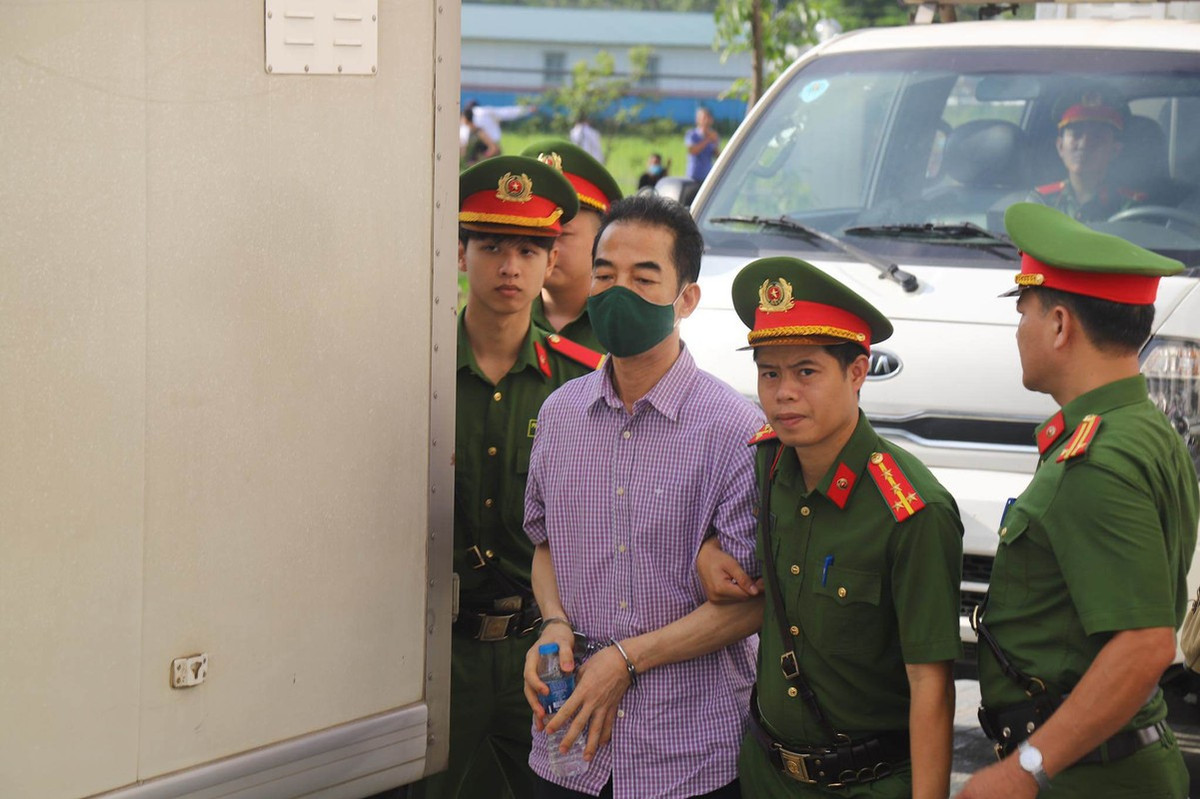 Vu chuyen bay giai cuu: “Cuu Thu truong bao khong duoc dua tien nua, nhung dua van nhan”