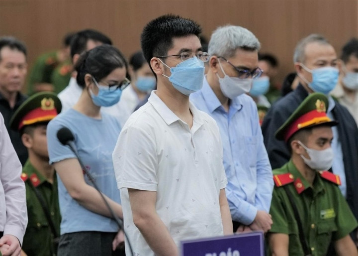 Nhóm bị cáo liên quan kế hoạch chạy án hơn 2 triệu USD, cựu Phó Giám đốc Công an Hà Nội Nguyễn Anh Tuấn đã nộp 1,5 triệu USD để khắc phục hậu quả. Riêng bị cáo Hoàng Văn Hưng (cựu trưởng phòng thuộc Cơ quan an ninh điều tra Bộ Công an) đến nay chưa nộp khoản tiền nào. Ông Hưng bị cáo buộc lừa đảo chạy án, chiếm đoạt số tiền 18,8 tỷ. Tuy nhiên quá trình điều tra và xét xử tại phiên tòa ông Hưng một mực kêu oan, khẳng định không chiếm đoạt số tiền này. 