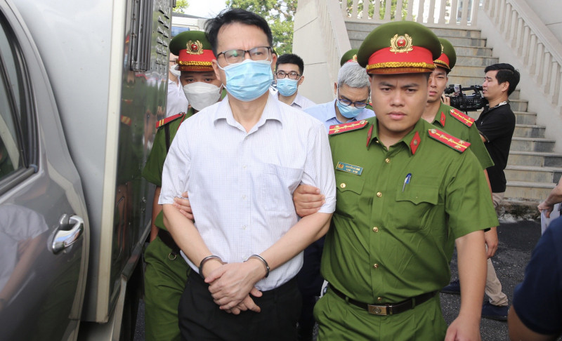 Bị cáo Trần Việt Thái - cựu Đại sứ Việt Nam tại Malaysia và 3 cựu nhân viên gây thiệt hại số tiền hơn 10 tỷ đồng, các bị cáo đã khắc phục hơn 1,7 tỷ, còn phải khắc phục số tiền còn lại. 