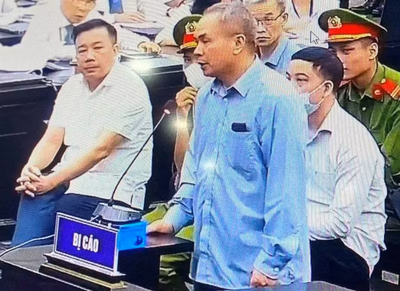 Bị cáo Nguyễn Hồng Hà - cựu Tổng Lãnh sự Việt Nam tại Osaka, Nhật Bản, nhận hối lộ hơn 2 tỷ, đã trả cho người đưa hối lộ hơn 1,4 tỷ và đã nộp xong số tiền còn lại là 600 triệu đồng.