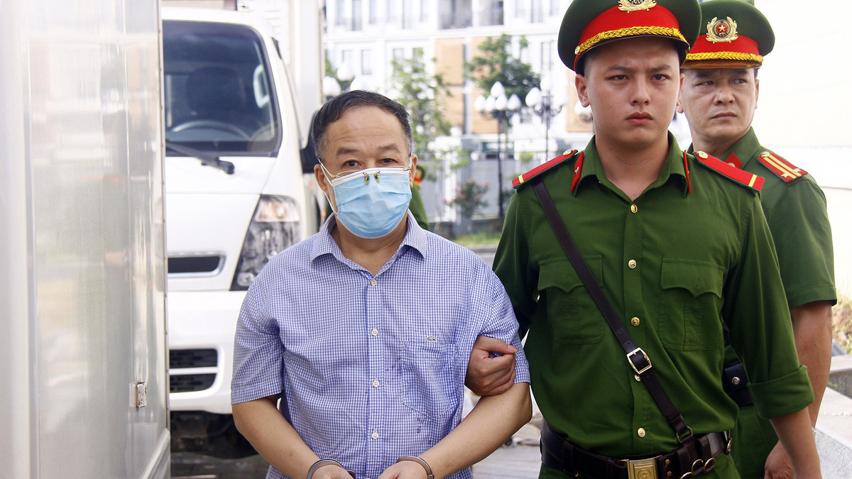 Bị cáo Trần Văn Dự, cựu Phó Cục trưởng Cục Quản lý xuất nhập cảnh, Bộ Công an cùng bị đề nghị từ 9-10 năm tù; 