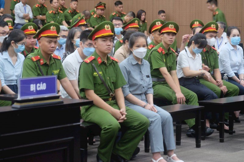 Bị cáo Nguyễn Thị Hương Lan, cựu Cục trưởng Cục Lãnh sự, Bộ Ngoại giao 18-19 năm tù; 