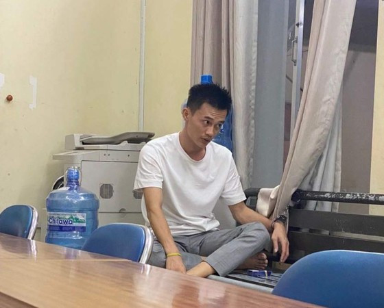 Ngày 9/7, Cơ quan CSĐT Công an TPHCM đã triệu tập Phan Công Khanh (sinh năm 1994, tỉnh Bến Tre, trú quận 7, TP HCM) để điều tra, xác minh về hành vi “Lạm dụng tín nhiệm chiếm đoạt tài sản”. Một số thông tin cho rằng Khanh đã bị tạm giữ nhưng cơ quan công an chưa thông tin chính thức việc này.