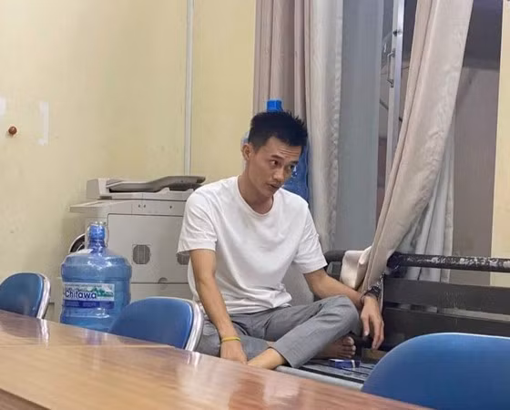 Ngày 9/7, Cơ quan CSĐT Công an TPHCM đã triệu tập Phan Công Khanh (sinh năm 1994, tỉnh Bến Tre, trú quận 7, TP HCM) để điều tra, xác minh về hành vi “Lạm dụng tín nhiệm chiếm đoạt tài sản”. Một số thông tin cho rằng Khanh đã bị tạm giữ nhưng cơ quan công an chưa thông tin chính thức việc này.