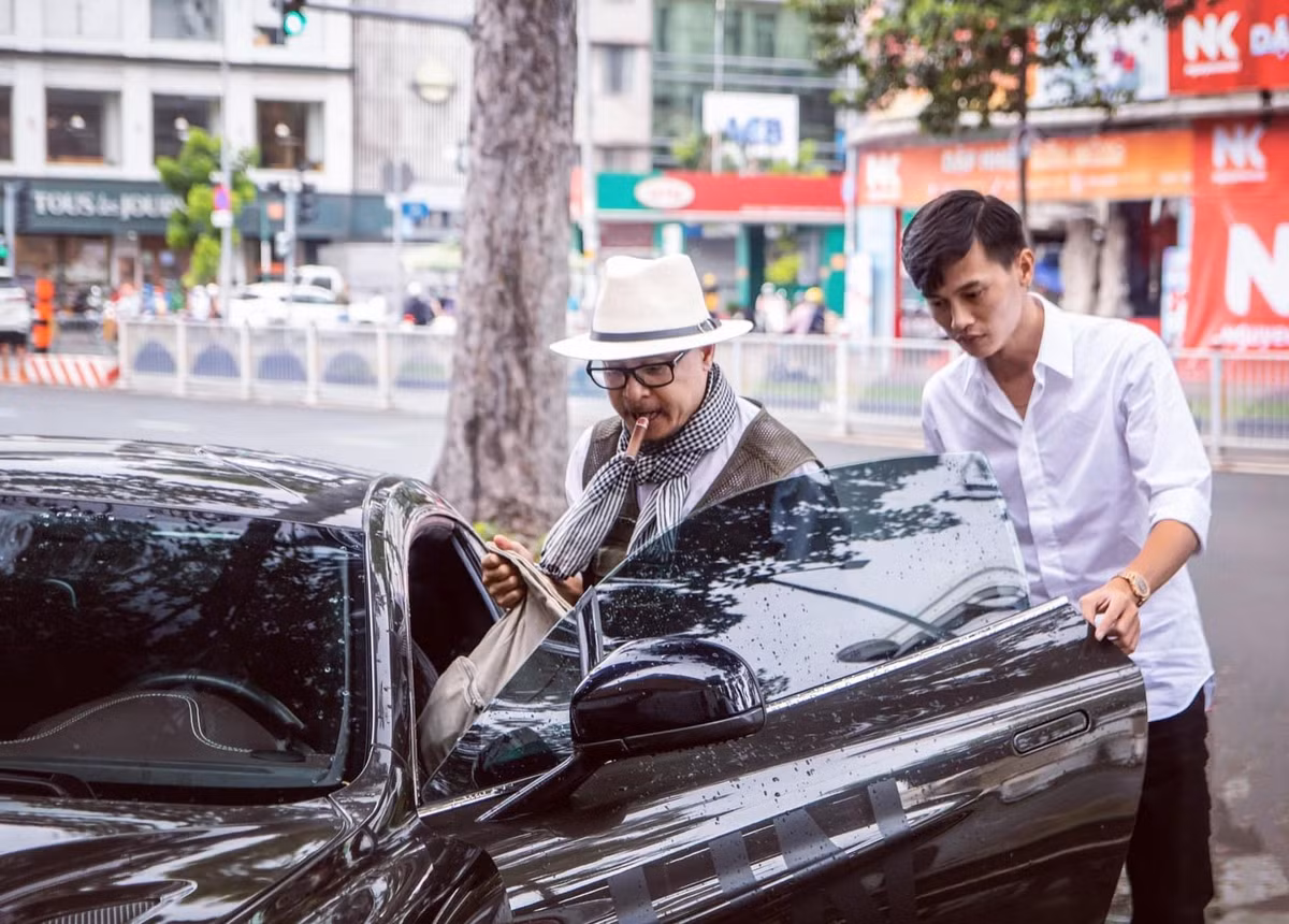 Phan Công Khanh cũng thường đăng ảnh chụp với những đại gia "chơi xe" khét tiếng... mà còn với nhiều nghệ sĩ tiếng tăm cùng một số tuyển thủ bóng đá nổi tiếng.