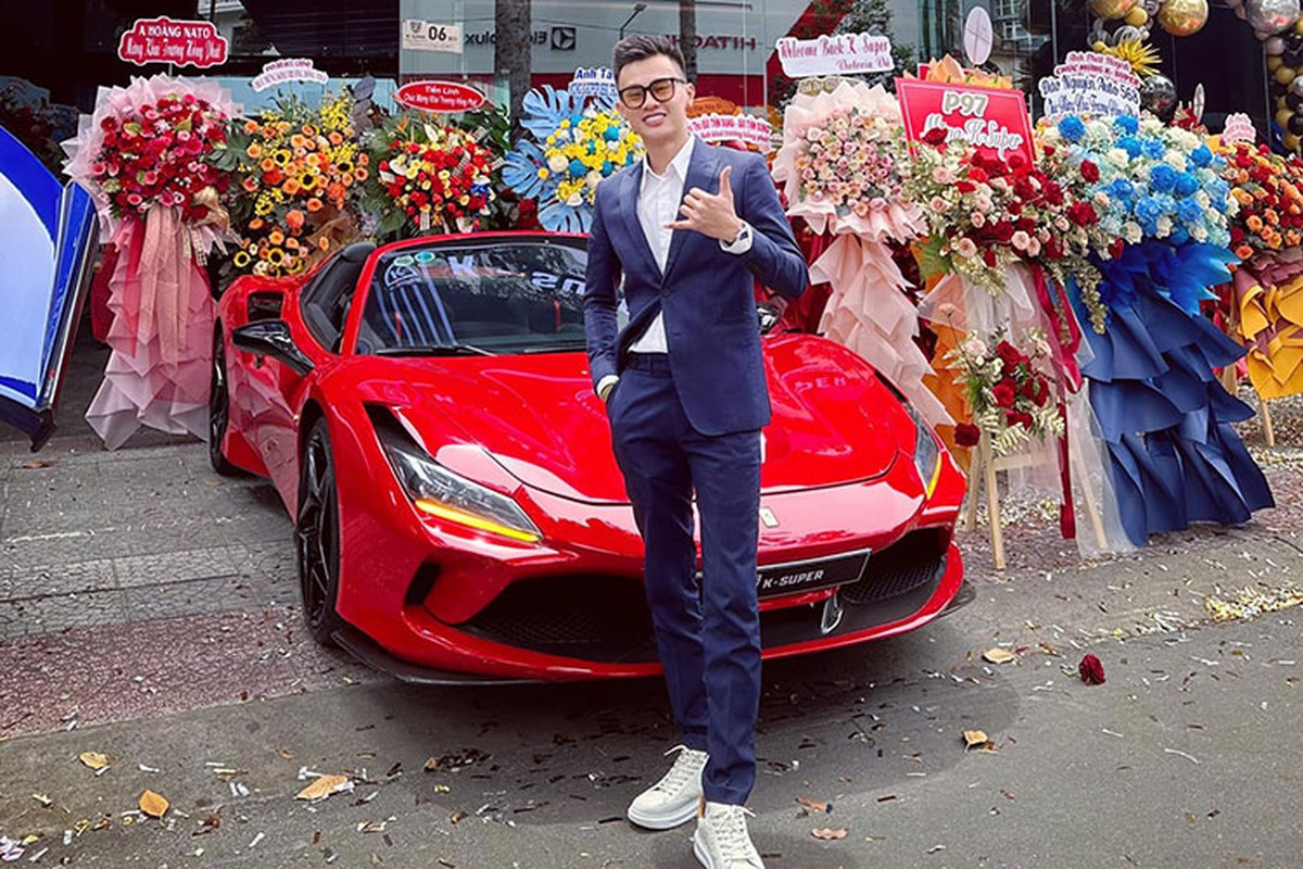 Khanh là đại diện pháp luật của công ty TNHH Dịch vụ Thương mại K-Supper, ngành nghề kinh doanh chính là bán buôn ô tô và xe có động cơ khác. Khanh Super mới khai trương một showroom ôtô vào cuối tháng 6/2023 ở số 6 đường Trần Hưng Đạo, quận 1, TP HCM.