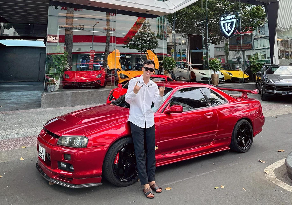 Phan Công Khanh được biết đến là tay chơi và cũng là người mua, bán siêu xe đắt tiền tại Việt Nam. Ngoài siêu xe, Phan Công Khanh cũng sở hữu nhiều mô tô và đồng hồ đắt tiền.