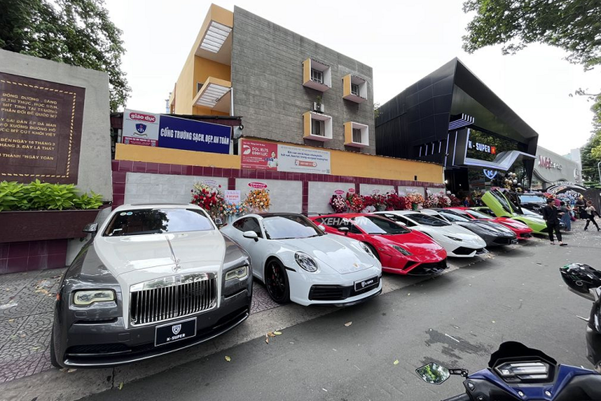 Năm 2021, Phan Công Khanh đưa về Việt Nam chiếc Porsche 918 Spyder đời 2015 cực hiếm với giá bán ở nước ngoài là 1,32 triệu USD (khoảng 30,3 tỷ đồng).