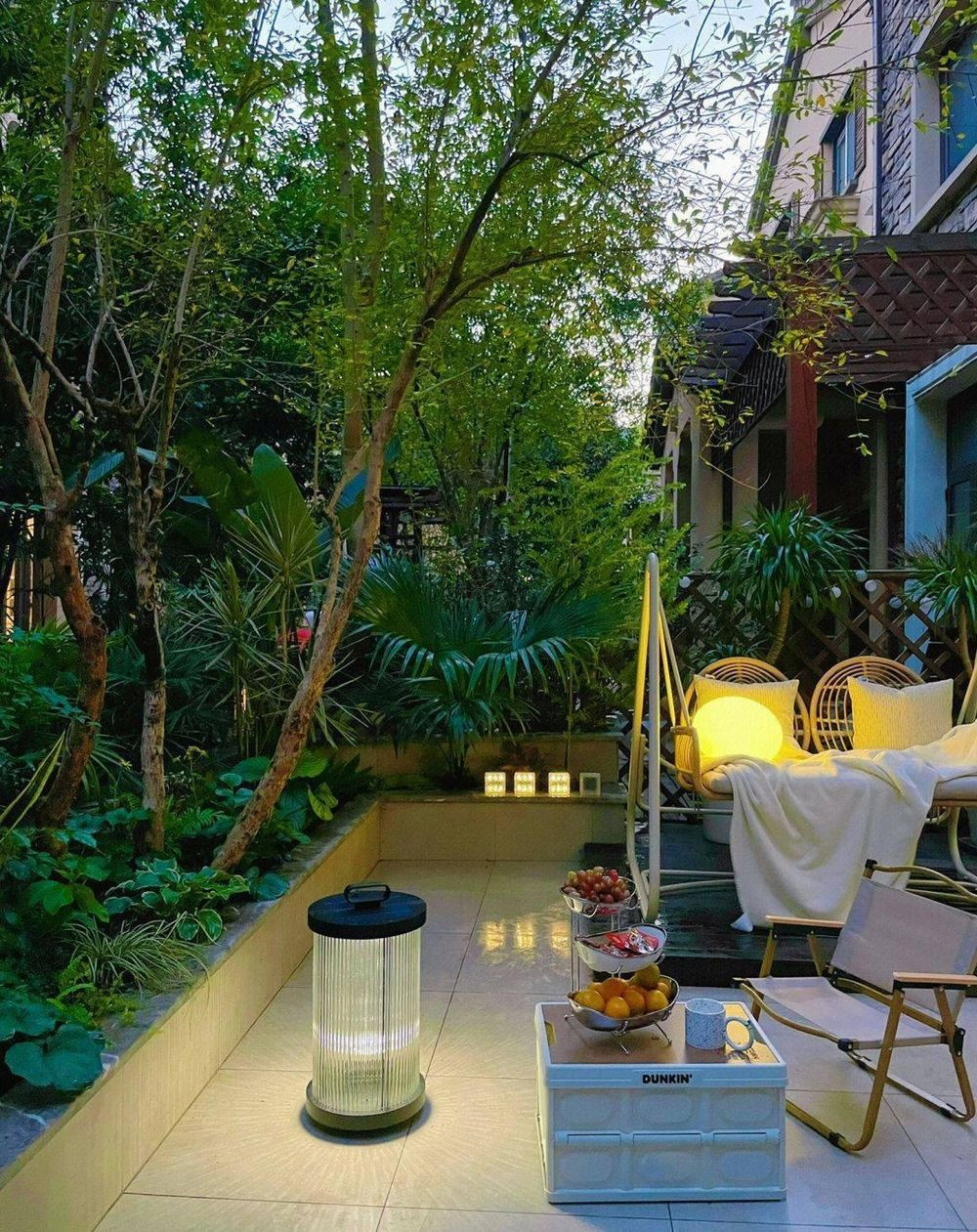 Nguoi phu nu kheo tay cai tao san vuon thanh noi nghi ngoi dep mat