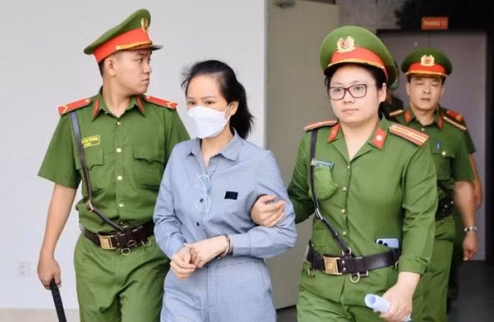  “Doanh nghiệp lợi dụng tặng hối lộ để tăng giá chuyến bay”: Bị cáo Nguyễn Thị Hương Lan, cựu Cục trưởng Cục Lãnh sự - Bộ Ngoại giao thừa nhận, trong quá trình giải quyết cấp phép các chuyến bay, bị cáo đã nhận hối lộ 32 lần từ 8 cá nhân đại diện doanh nghiệp. “Việc nhận tiền này là nguyên nhân để các doanh nghiệp lợi dụng tăng giá chuyến bay, làm mất uy tín của Nhà nước”, bị cáo Hương Lan khai. 