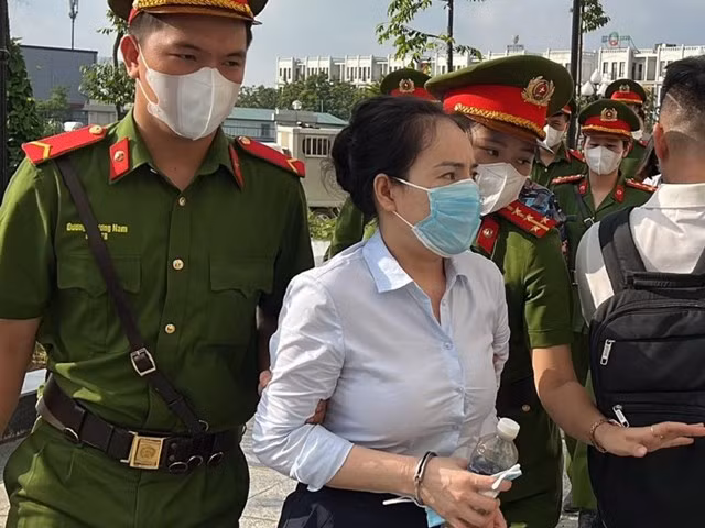  “Cựu Thứ trưởng Bộ Ngoại giao bảo không được đưa tiền nữa, nhưng đưa thì vẫn nhận”: Bị cáo Hoàng Diệu Mơ, Tổng giám đốc Công ty An Bình, bị cáo buộc đã đưa hối lộ hơn 34 tỷ đồng khai đưa cho ông Tô Anh Dũng 8 lần với tổng 8,5 tỷ đồng. "Bị cáo đưa tiền thì nhiều lãnh đạo chưa biết đưa bao nhiêu. Ông Tô Anh Dũng có bảo lần sau không được đưa tiền nữa, nhưng bị cáo đưa thì ông Dũng vẫn nhận", bị cáo Mơ khai.