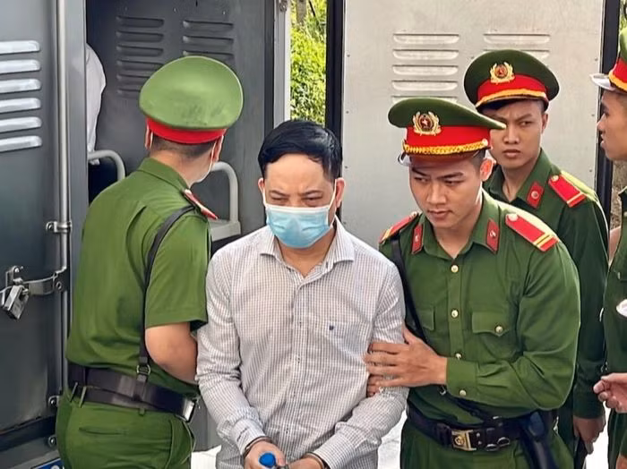  Dùng tiền nhận hối lộ đi đầu tư bất động sản: Bị cáo Phạm Trung Kiên cũng thừa nhận: “Khi vụ án xảy ra, bị cáo đã trả lại cho một số người 12 tỷ, bị cáo dùng 2 tỷ cho mục đích cá nhân, cho một người chú ở Thái Bình vay 10 tỷ, còn lại mua đất đai. Có 2 mảnh đất ở Ba Vì và Hoài Đức bị cáo đã bán để khắc phục hậu quả, còn mảnh đất ở Mũi Né chưa giao dịch được". 