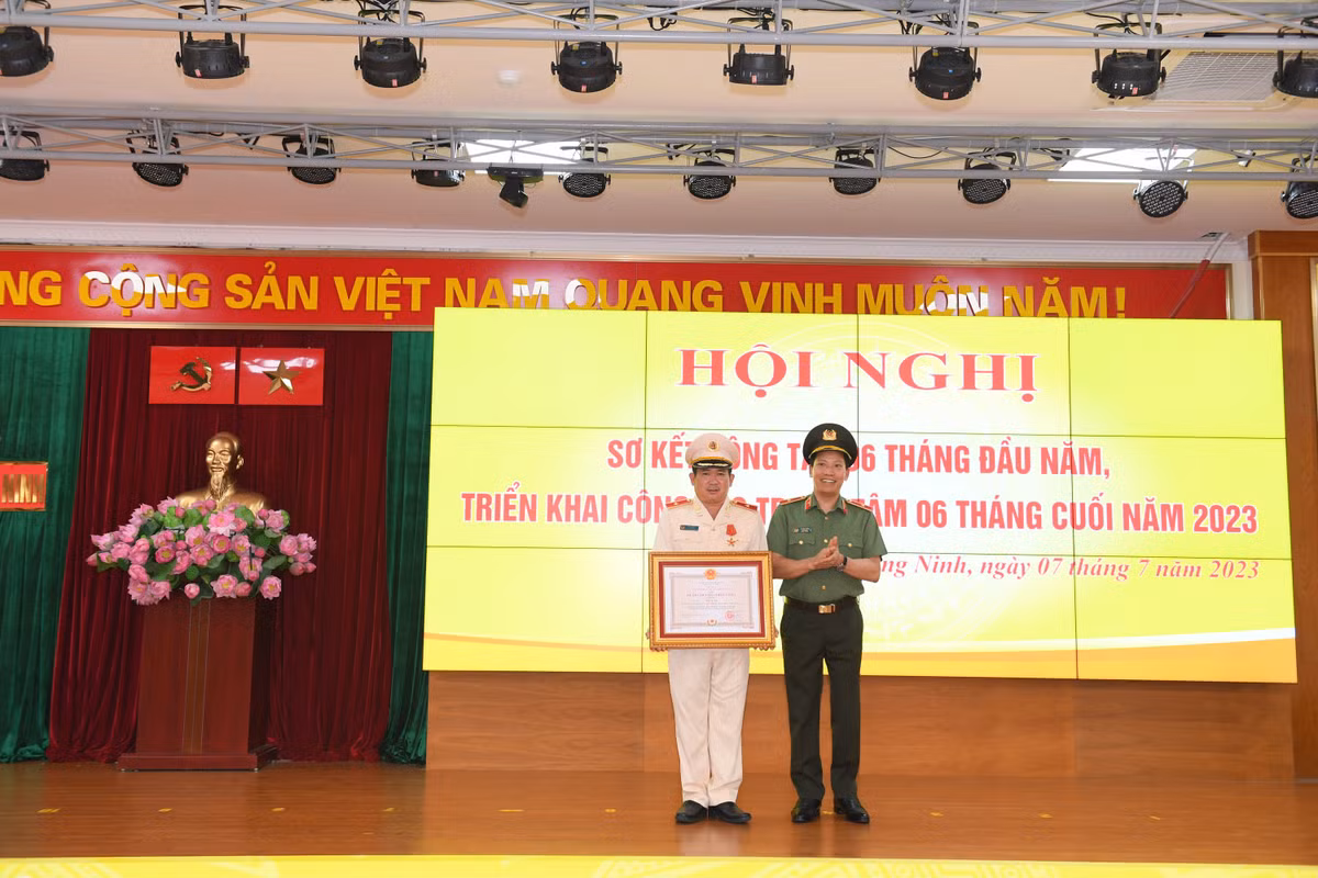 Thieu tuong Dinh Van Noi duoc trao huan chuong Chien cong hang nhat