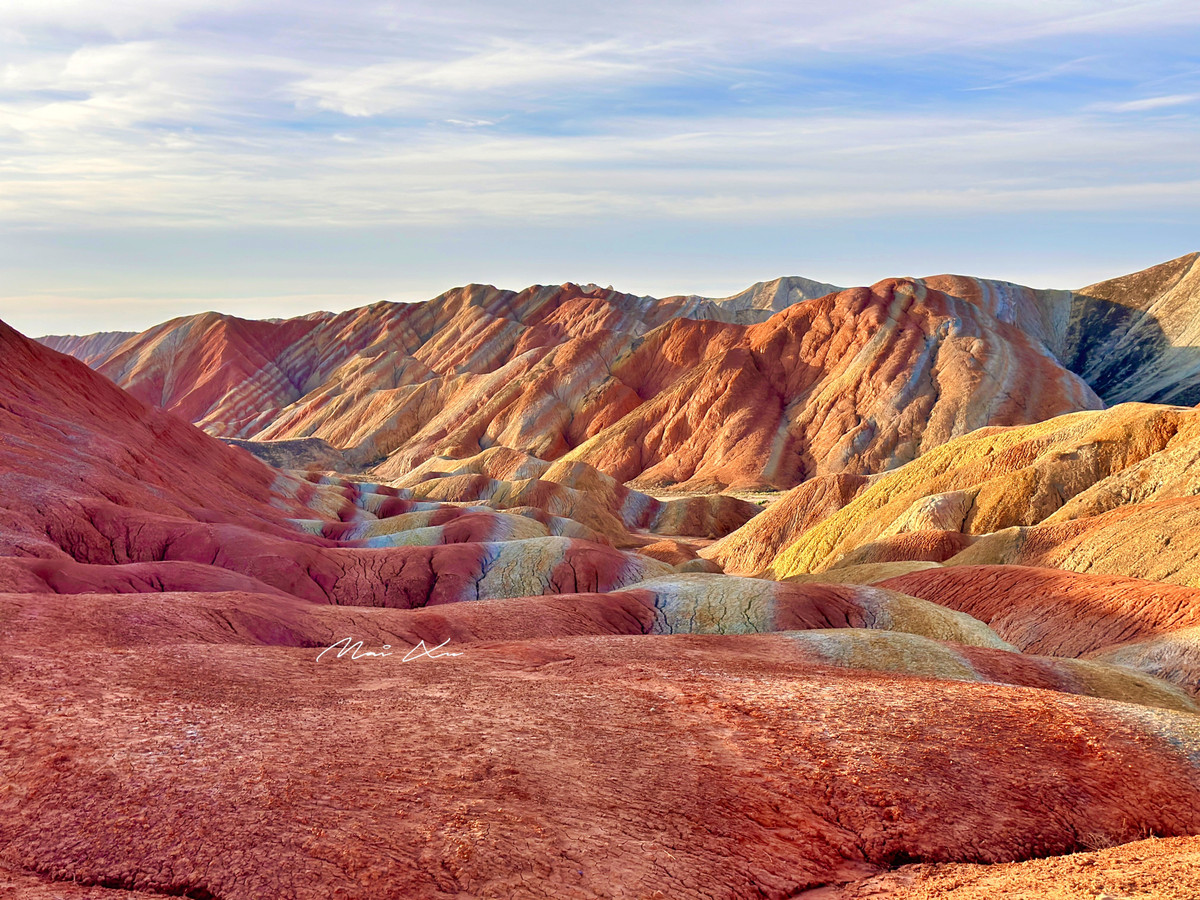 Là một trong những điểm du lịch hấp dẫn của Trung Quốc, Thanh Hải thu hút du khách bởi nhiều điều kỳ bí về thiên nhiên và văn hóa. Nơi đây là điểm bắt nguồn của ba con sông lớn Trường Giang, Hoàng Hà, Mê Kông - Lan Thương. Có thể kể đến một vài địa điểm du lịch nổi tiếng của Thanh Hải như: Hồ muối Chaka, hồ Thanh Hải, Golmud...