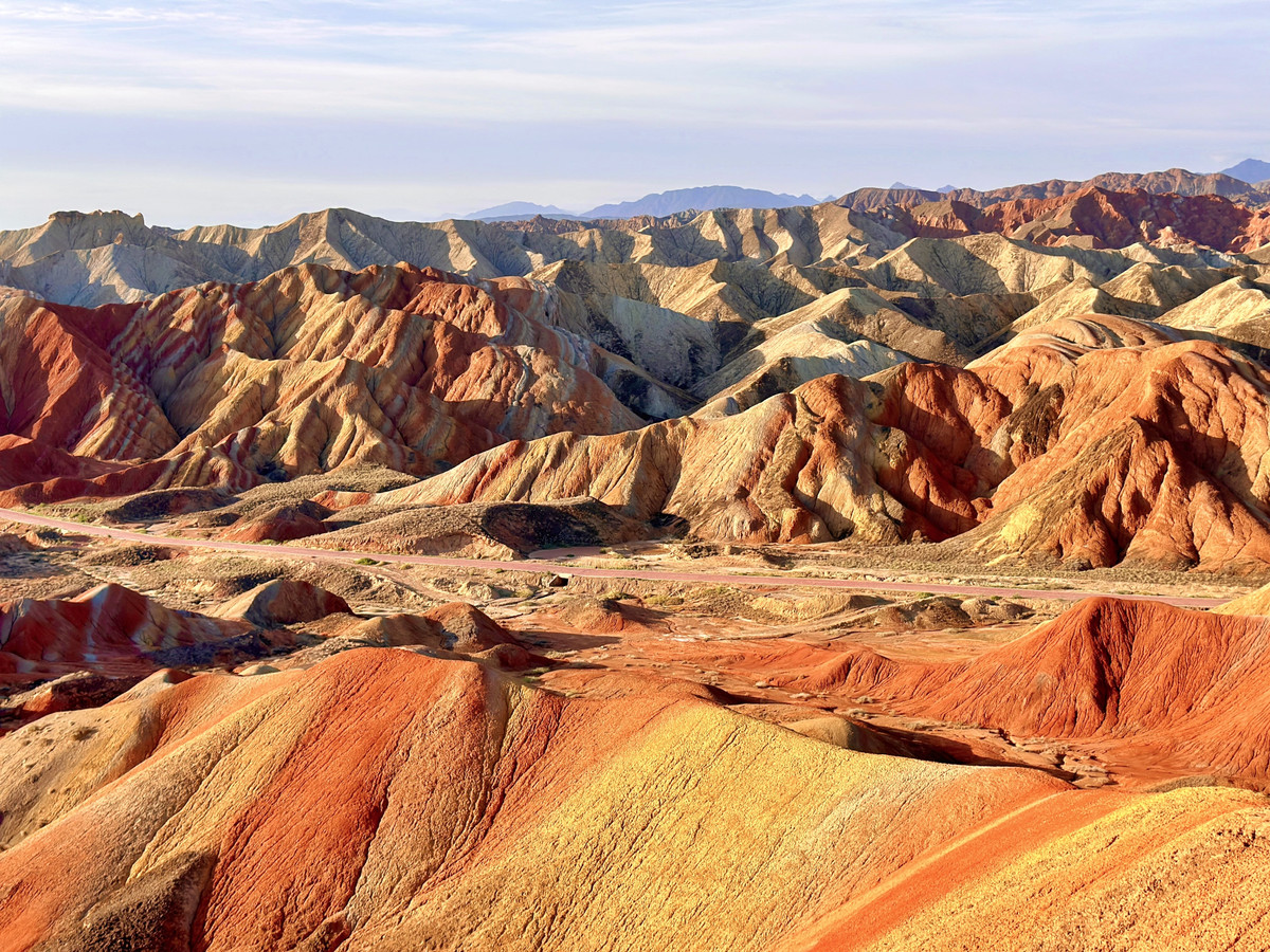 Cam Túc cũng là một địa danh du lịch lẫy lừng không kém. Nằm giữa Thanh Hải, Nội Mông và cao nguyên Hoàng Thổ, nơi này có nhiều điểm tham quan hấp dẫn với lịch sử phát triển lâu đời. Những địa điểm nổi tiếng ở Cam Túc mà du khách không thể bỏ qua khi đến đây là sông Hoàng Hà, sa mạc Gobi lớn nhất châu Á hay những thảo nguyên xanh rộng lớn.