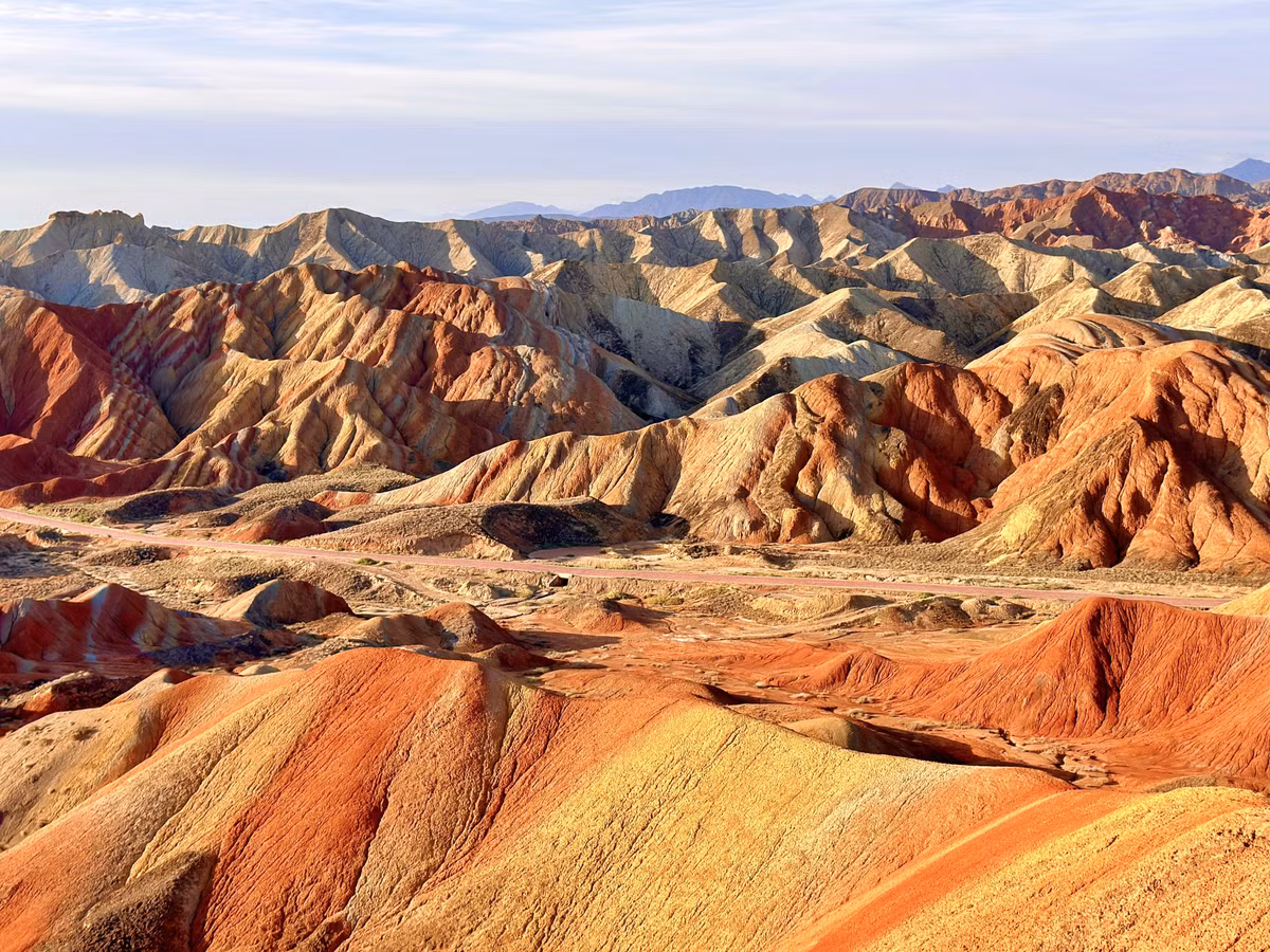 Cam Túc cũng là một địa danh du lịch lẫy lừng không kém. Nằm giữa Thanh Hải, Nội Mông và cao nguyên Hoàng Thổ, nơi này có nhiều điểm tham quan hấp dẫn với lịch sử phát triển lâu đời. Những địa điểm nổi tiếng ở Cam Túc mà du khách không thể bỏ qua khi đến đây là sông Hoàng Hà, sa mạc Gobi lớn nhất châu Á hay những thảo nguyên xanh rộng lớn.