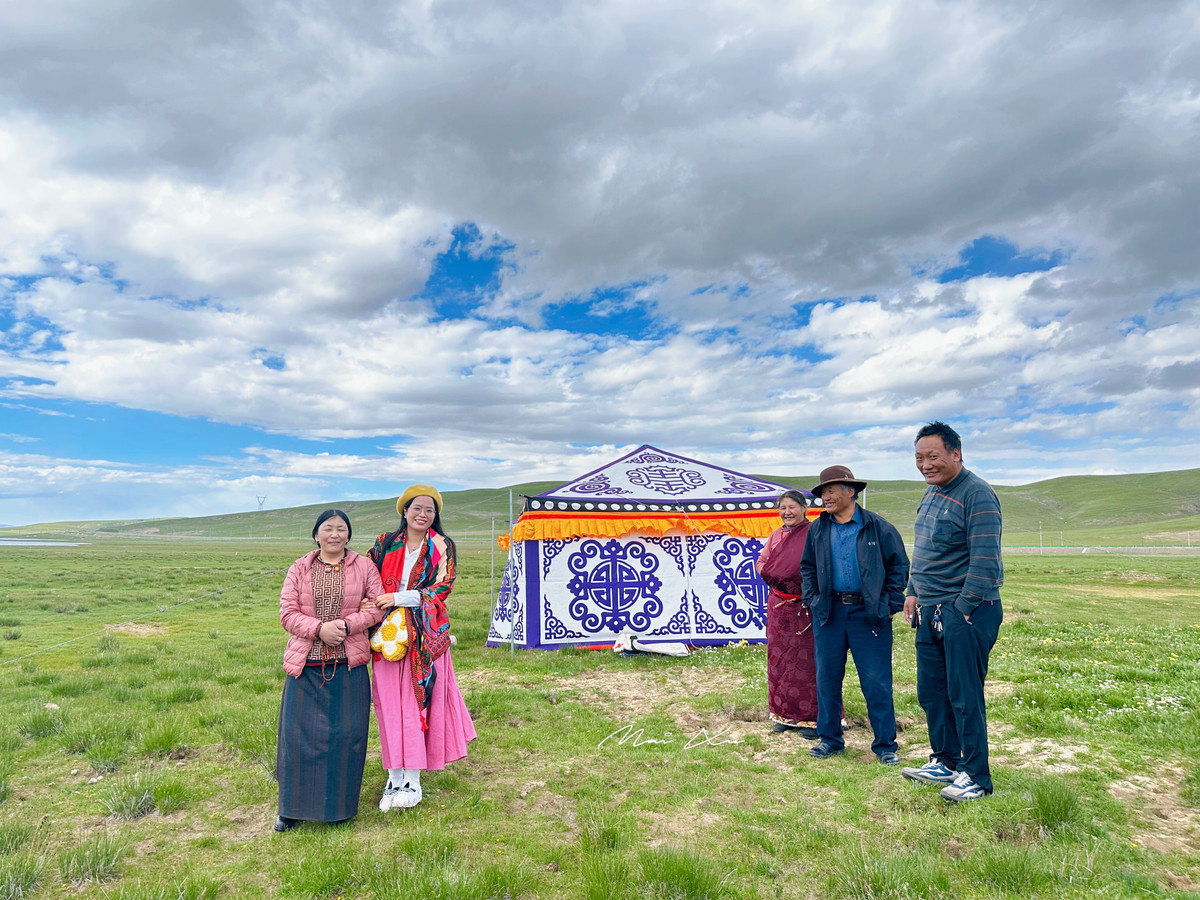 Phương Mai chia sẻ một vài lưu ý khi du lịch Thanh Hải: Vì là người nước ngoài nên du khách bắt buộc phải đặt khách sạn có giấy phép cho người nước ngoài lưu trú, nếu khách sạn không có loại giấy phép này thì họ sẽ không nhận khách. Vì vậy, trước khi đặt phòng du khách nên liên hệ với khách sạn để xác nhận chắc chắn. Mùa hè ở Thanh Hải gió khá to, thời tiết sáng và tối lạnh, trưa mát mẻ, du khách nên mang theo đồ giữ ấm, mũ che đầu vì gió to rất dễ đau đầu. 