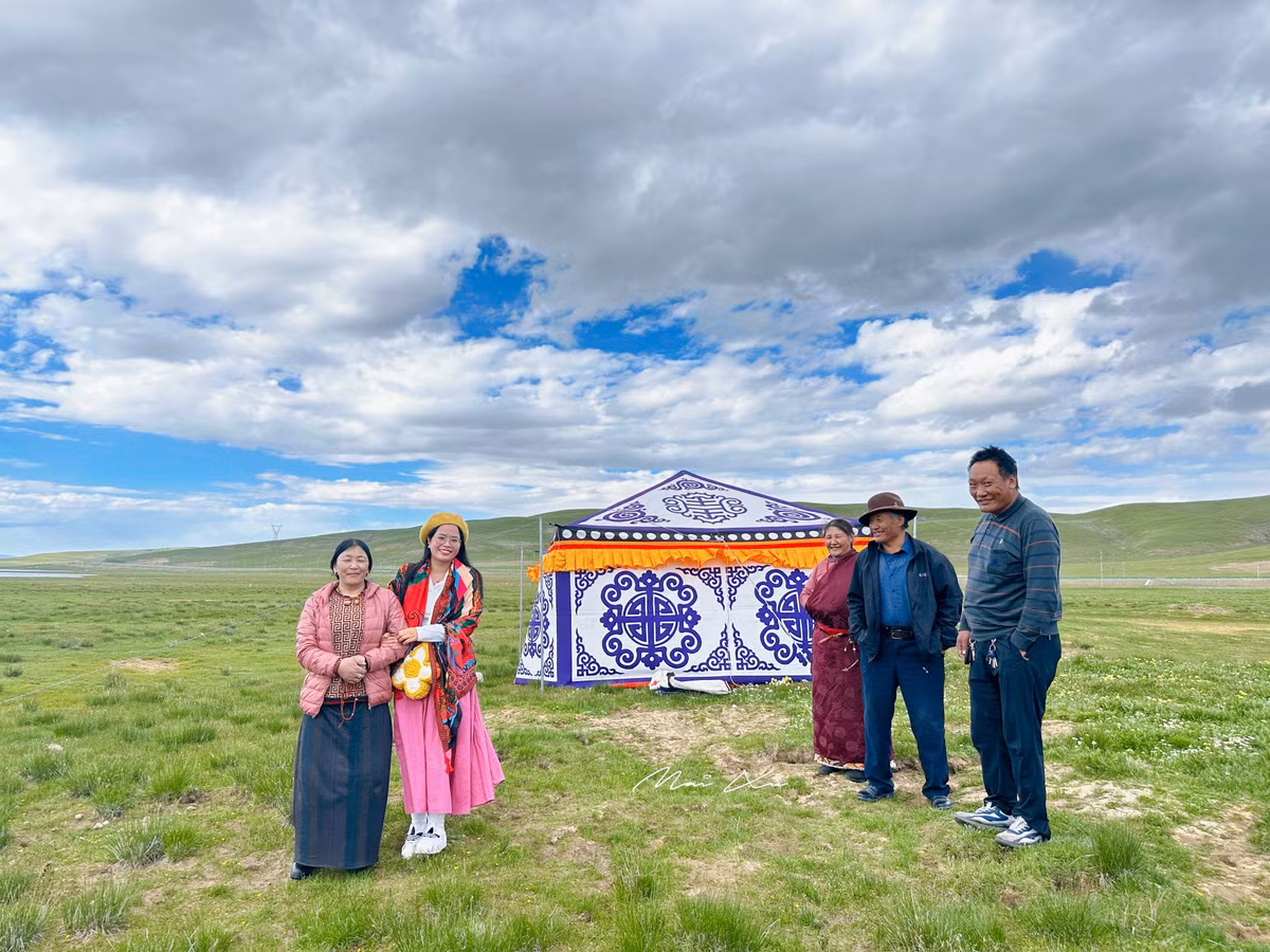 Phương Mai chia sẻ một vài lưu ý khi du lịch Thanh Hải: Vì là người nước ngoài nên du khách bắt buộc phải đặt khách sạn có giấy phép cho người nước ngoài lưu trú, nếu khách sạn không có loại giấy phép này thì họ sẽ không nhận khách. Vì vậy, trước khi đặt phòng du khách nên liên hệ với khách sạn để xác nhận chắc chắn. Mùa hè ở Thanh Hải gió khá to, thời tiết sáng và tối lạnh, trưa mát mẻ, du khách nên mang theo đồ giữ ấm, mũ che đầu vì gió to rất dễ đau đầu. 