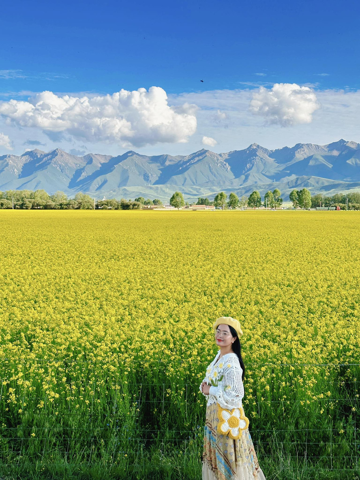 Phương Mai, cô gái 9X đã đến 24 quốc gia và vùng lãnh thổ. Lần này, Mai đến Thanh Hải du lịch để chiêm ngưỡng cảnh sắc tuyệt đẹp của cánh đồng hoa cải vàng nở rộ vào mùa hạ. Ðây là lần thứ 2 Phương Mai tới Thanh Hải. Lần thứ nhất cô tới Tây Ninh, Thanh Hải trong 1 ngày nên chưa có thời gian khám phá vùng đất thú vị này. Thế nên chuyến đi lần này, cô gái trẻ quyết định đi kỹ hơn những địa điểm du lịch, những huyện nhỏ của Thanh Hải.