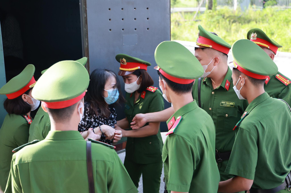 Để được duyệt qua quy trình này, nhiều doanh nghiệp đã phải dùng chi phí "bôi trơn" các cá nhân liên quan trong quy trình. Cơ quan điều tra phát hiện để có chi phí "bôi trơn," nhóm 20 doanh nghiệp với hơn 100 pháp nhân phải nâng giá vé máy bay, "vẽ" thêm nhiều chi phí phát sinh với khách hàng có nhu cầu về nước giữa đại dịch. 