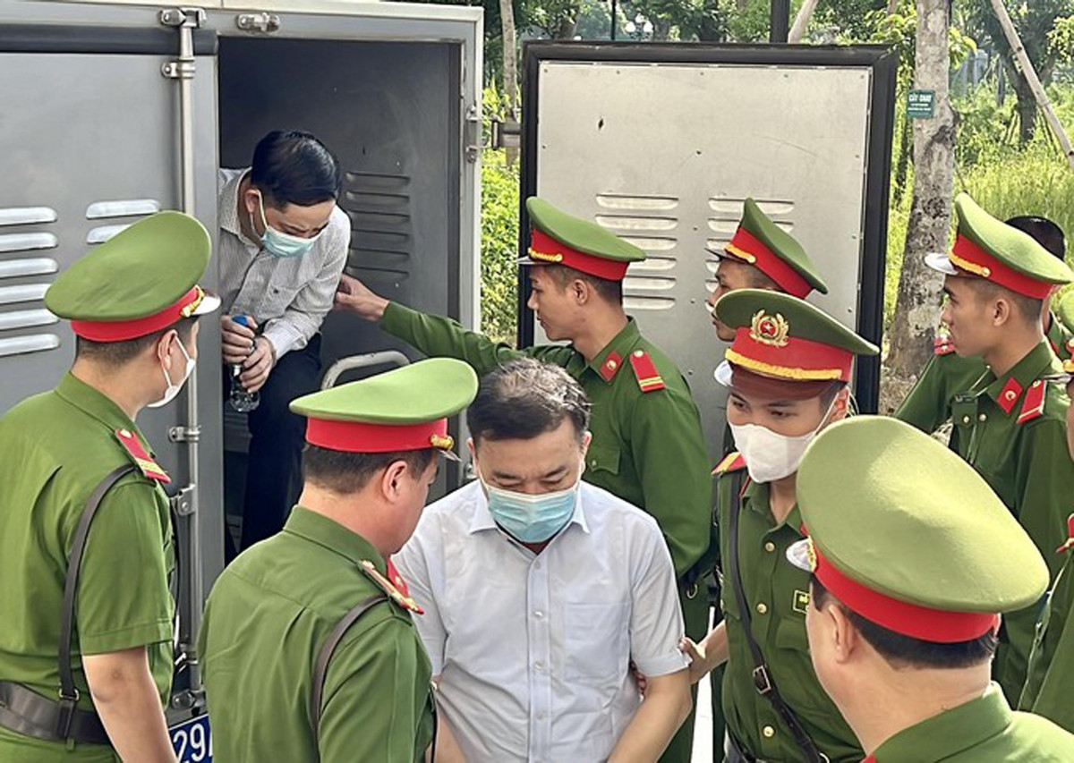 Bị cáo Chử Xuân Dũng – cựu Phó Chủ tịch UBND TP Hà Nội được dẫn giải đến toà.