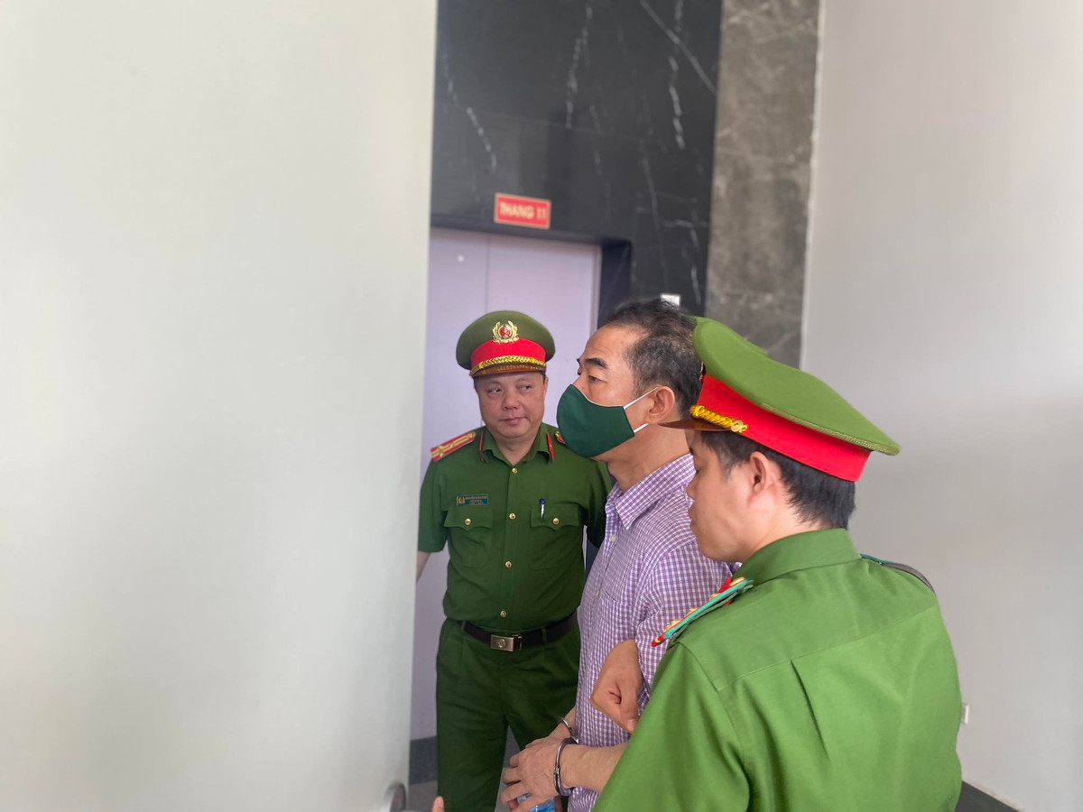 Hình ảnh cựu Thứ trưởng Tô Anh Dũng cùng 53 bị cáo bị dẫn giải đến tòa - Hình 2 Hinh anh cuu Thu truong To Anh Dung cung 53 bi cao bi dan giai den toa-Hinh-2