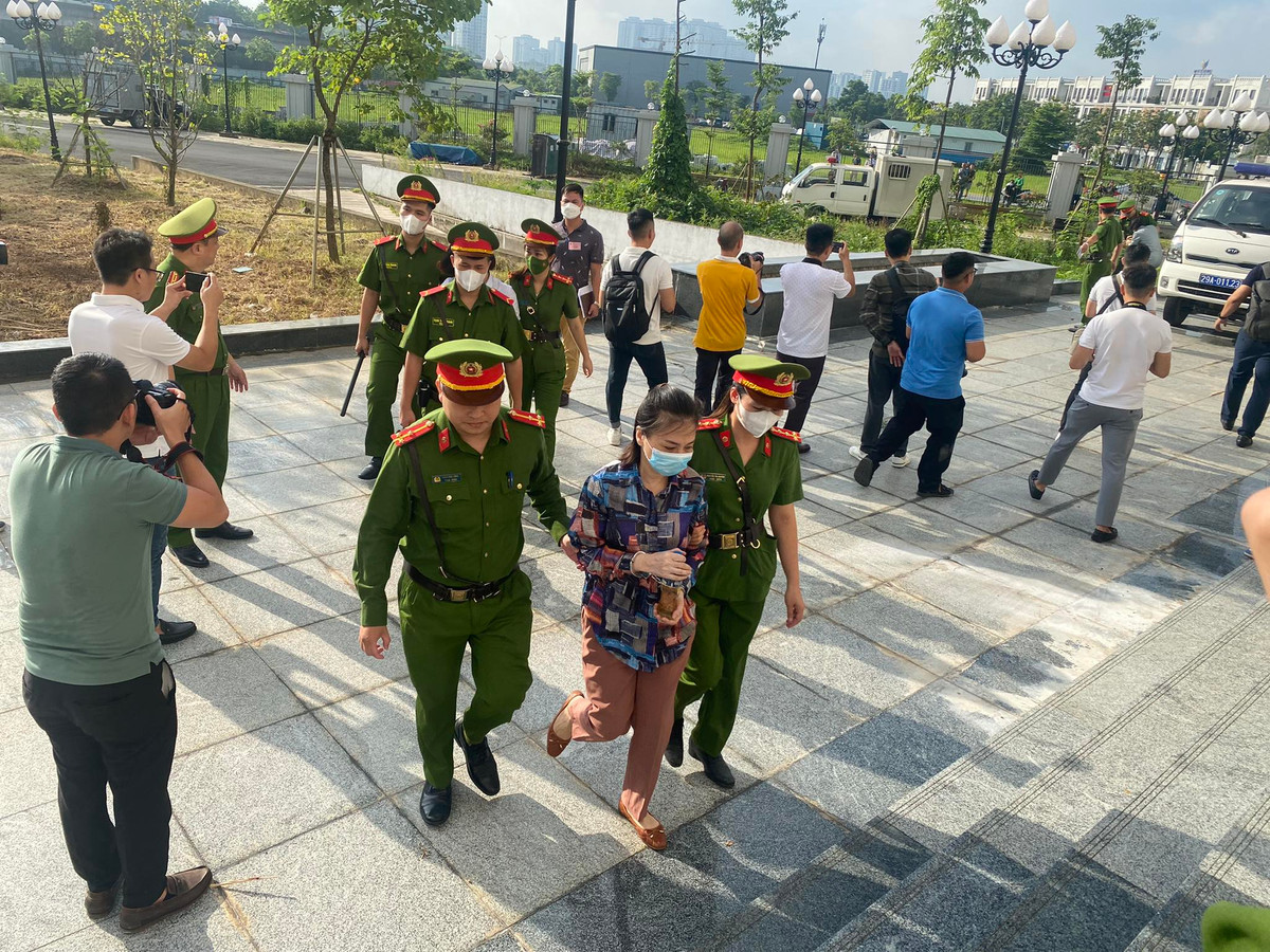 Viện Kiểm sát xác định 23 cá nhân là đại diện các doanh nghiệp đã đưa hối lộ hơn 226 tỷ đồng, 4 cá nhân môi giới hối lộ hơn 74 tỷ đồng và lừa đảo chiếm đoạt số tiền gần 25 tỷ đồng.