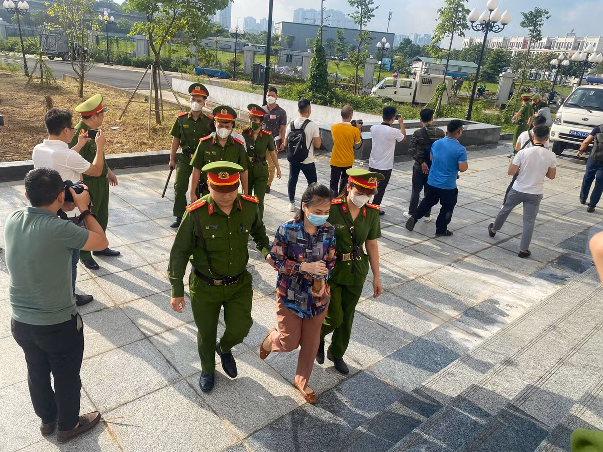 Viện Kiểm sát xác định 23 cá nhân là đại diện các doanh nghiệp đã đưa hối lộ hơn 226 tỷ đồng, 4 cá nhân môi giới hối lộ hơn 74 tỷ đồng và lừa đảo chiếm đoạt số tiền gần 25 tỷ đồng.