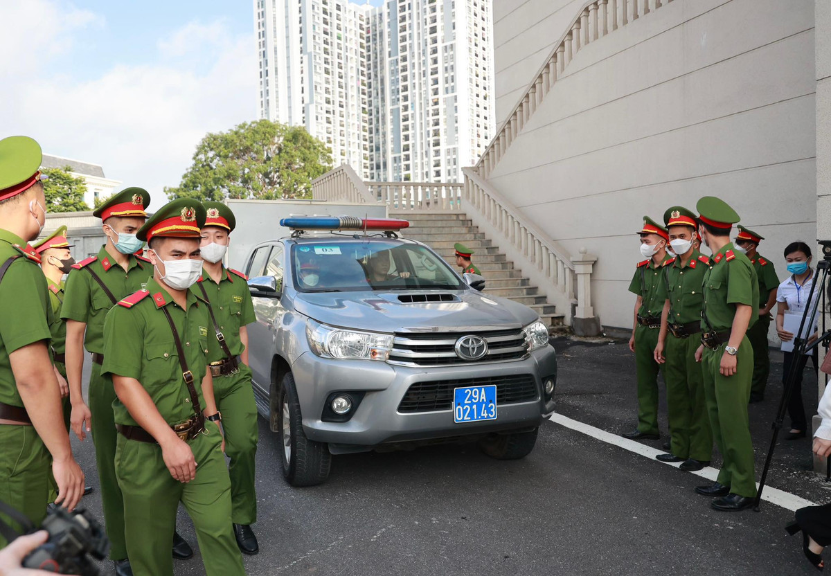 Lực lượng cảnh sát bảo vệ phiên tòa.