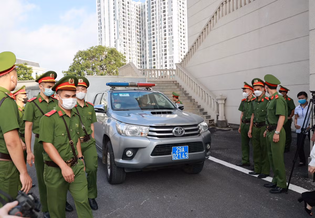 Lực lượng cảnh sát bảo vệ phiên tòa.