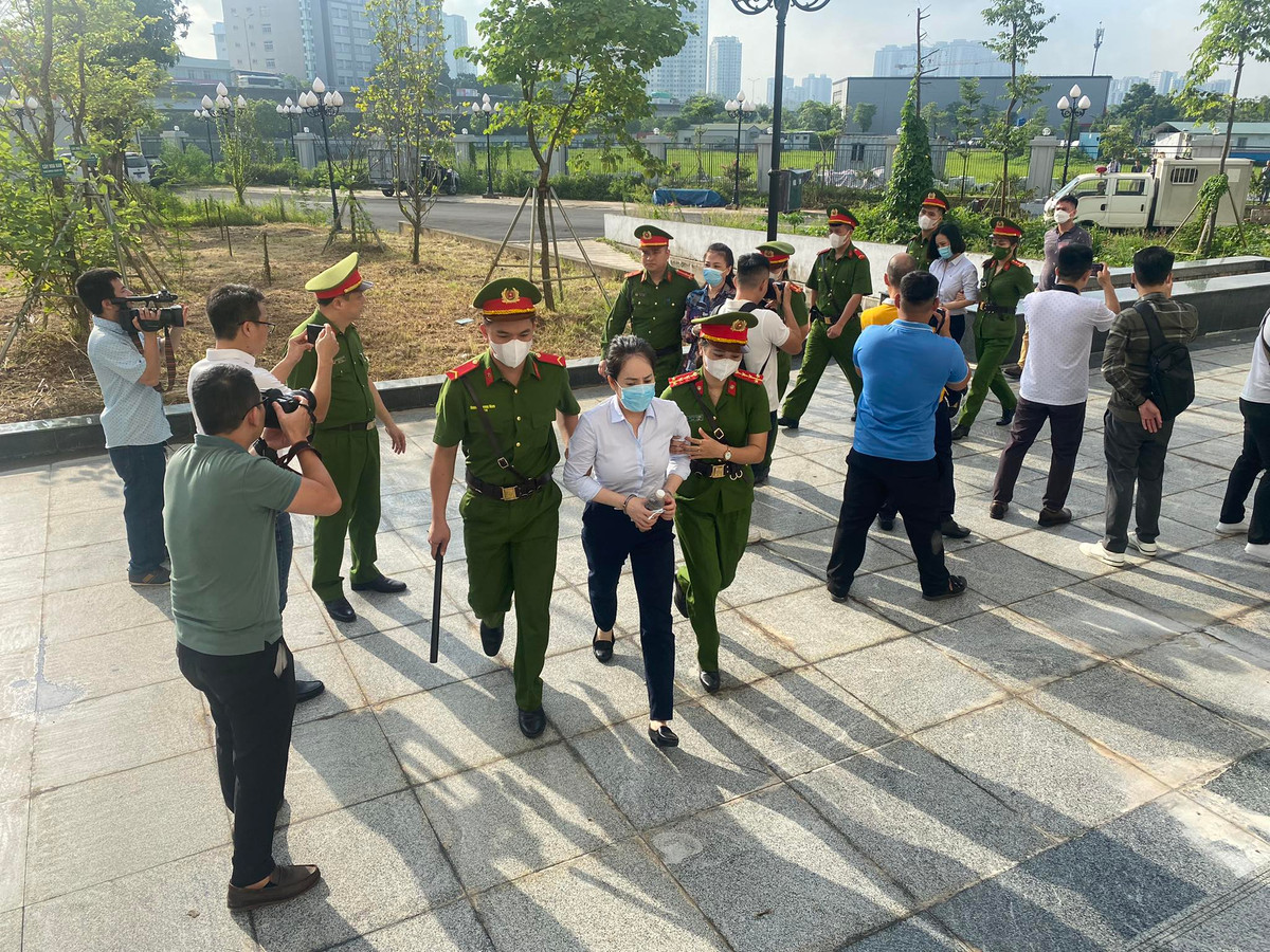 Đáng chú ý, cáo trạng cho thấy, nhiều bị cáo đã nhận hối lộ hàng chục, thậm chí hàng trăm lần. Điển hình, bị cáo Phạm Trung Kiên, cựu thư ký Thứ trưởng Bộ Y tế nhận hối lộ 253 lần, tổng cộng 42,6 tỷ đồng; Vũ Anh Tuấn, cựu Phó phòng tham mưu Cục Quản lý xuất nhập cảnh Bộ Công an, nhận 49 lần 27,3 tỷ đồng; Nguyễn Thị Hương Lan, cựu Cục trưởng Lãnh sự Bộ Ngoại giao 32 lần nhận 25 tỷ đồng; cựu thứ trưởng Ngoại giao Tô Anh Dũng nhận 37 lần tổng 21,5 tỷ đồng...