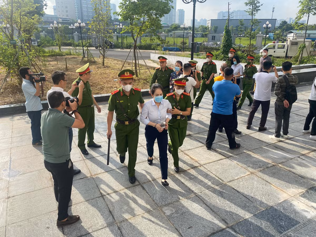 Đáng chú ý, cáo trạng cho thấy, nhiều bị cáo đã nhận hối lộ hàng chục, thậm chí hàng trăm lần. Điển hình, bị cáo Phạm Trung Kiên, cựu thư ký Thứ trưởng Bộ Y tế nhận hối lộ 253 lần, tổng cộng 42,6 tỷ đồng; Vũ Anh Tuấn, cựu Phó phòng tham mưu Cục Quản lý xuất nhập cảnh Bộ Công an, nhận 49 lần 27,3 tỷ đồng; Nguyễn Thị Hương Lan, cựu Cục trưởng Lãnh sự Bộ Ngoại giao 32 lần nhận 25 tỷ đồng; cựu thứ trưởng Ngoại giao Tô Anh Dũng nhận 37 lần tổng 21,5 tỷ đồng...