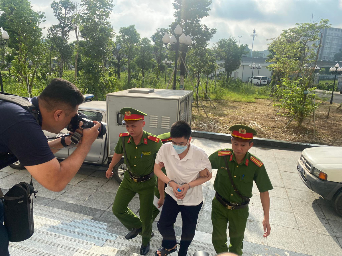 Nhóm 21 bị cáo bị cáo buộc nhận hối lộ đều là các cựu cán bộ cao cấp của Văn phòng Chính phủ, Bộ Ngoại giao, Bộ Y tế, Bộ Giao thông Vận tải, Bộ Công an, UBND TP Hà Nội và UBND tỉnh Quảng Nam. Các bị cáo bị xác định nhận hối lộ hơn 500 lượt, tổng cộng 165 tỷ đồng. Vụ án được xét xử sau 18 tháng kể từ khi những bị can đầu tiên là nhóm cán bộ thuộc Cục Lãnh sự - Bộ Ngoại giao bị bắt ngày 28/1/2022. 