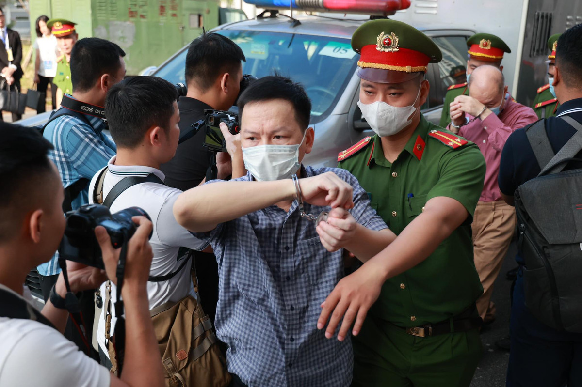 Trong số 54 bị cáo, 21 bị cáo bị truy tố về tội nhận hối lộ; 24 bị cáo bị truy tố về tội đưa hối lộ; 4 bị cáo bị truy tố về tội lợi dụng chức vụ quyền hạn trong khi thi hành công vụ; 4 bị cáo bị truy tố về tội môi giới hối lộ. 