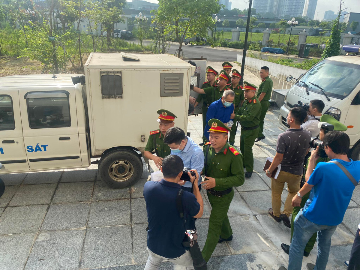 HĐXX gồm 5 người do thẩm phán Vũ Quang Huy làm chủ tọa. Thực hành quyền công tố và kiểm sát xét xử có 9 kiểm sát viên. Ngoài 54 bị cáo, tòa án cũng triệu tập 46 người và 16 công ty với tư cách người có quyền lợi nghĩa vụ liên quan. Đáng chú ý, có đến 105 luật sư tham gia bào chữa cho 54 bị cáo và được xem là con số kỷ lục tại một phiên tòa do TAND TP Hà Nội xét xử. 