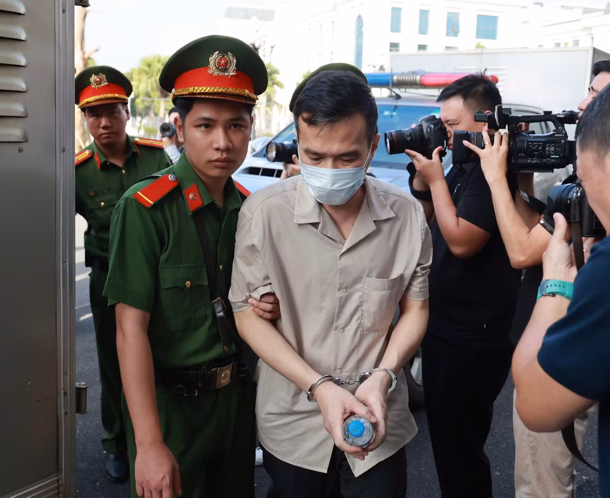 Theo cáo trạng, từ tháng 4/2020, Chính phủ cho phép thực hiện chuyến bay giải cứu đưa công dân hồi hương, người dân chỉ phải trả tiền vé máy bay, không mất chi phí cách ly. Sau đó là các chuyến bay combo, người dân tự nguyện trả phí toàn bộ. Doanh nghiệp có nhu cầu tổ chức chuyến bay combo phải xin chủ trương của UBND cấp tỉnh, thành phố - nơi thực hiện cách ly công dân về nước. Hồ sơ sau đó được gửi về Cục Lãnh sự - Bộ Ngoại giao để đơn vị này tổng hợp, lấy ý kiến tổ công tác 5 bộ (Ngoại giao, Công an, Y tế, Giao thông Vận tải và Quốc phòng). 