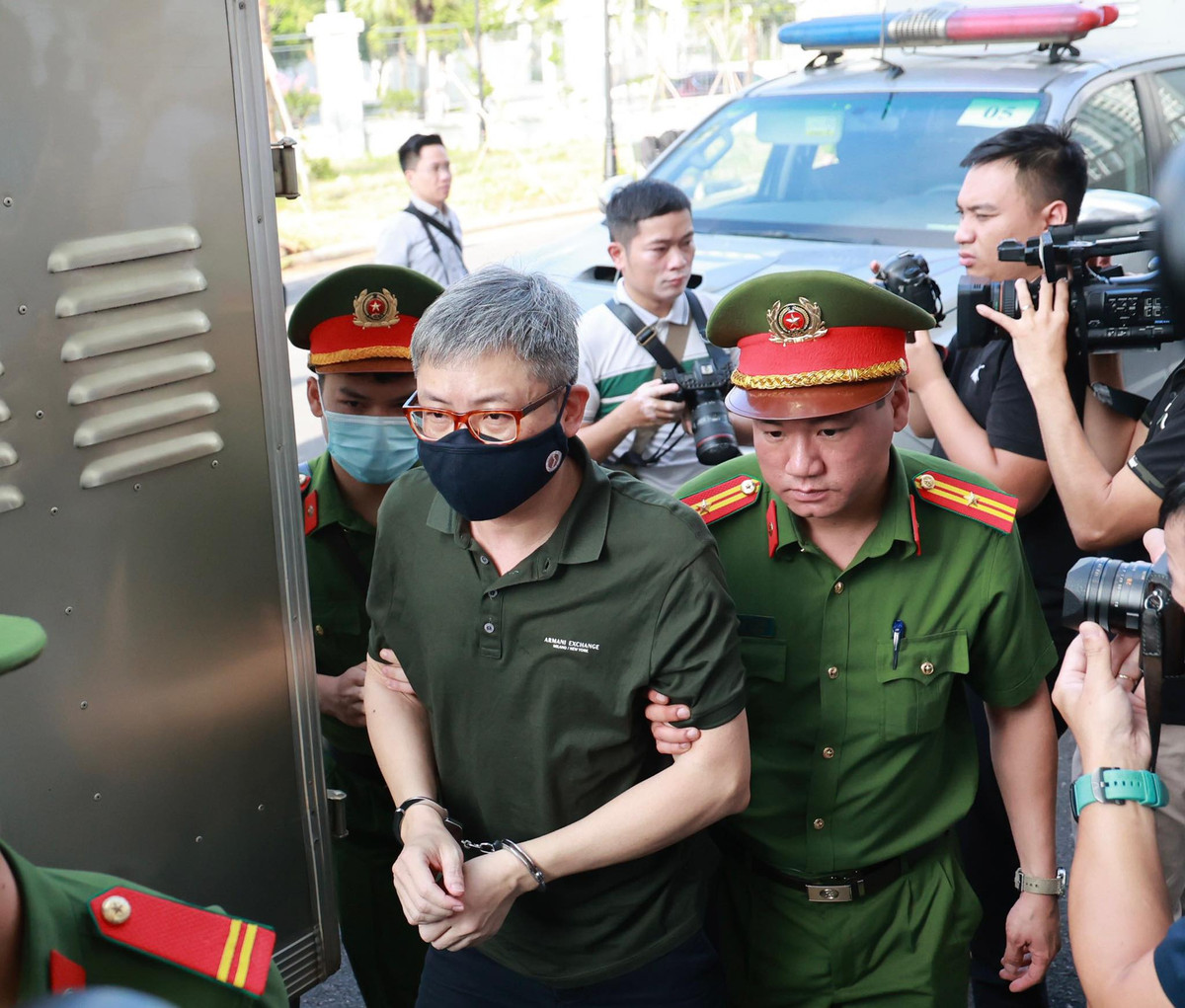 Một số bị cáo được dẫn giải đến tòa.