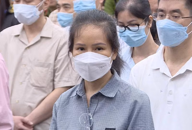 "Một tòa án lương tâm sẽ phán xét bị cáo trong suốt cuộc đời": Bị cáo Nguyễn Thị Hương Lan, cựu cục trưởng Cục Lãnh sự, Bộ Ngoại giao nói: “Bị cáo hối hận vì đã đồng ý gặp đại diện 8 doanh nghiệp do quá nể nang những người giới thiệu họ là những lãnh đạo của các cơ quan, những người bị cáo rất trân trọng. Bị cáo hối hận vì đã không đủ bản lĩnh để vượt qua được những lời nói, sự khéo léo của đại diện các doanh nghiệp đến gặp, nói chuyện và tặng quà. Kết quả là bị cáo đã nhận quà. Đó là nguyên nhân buộc bị cáo phải đứng trước tòa hôm nay. Phiên tòa này sẽ kết thúc trong một vài tuần nữa, tuy nhiên sẽ có một phiên tòa, một tòa án lương tâm sẽ phán xét bị cáo trong suốt cả cuộc đời”.