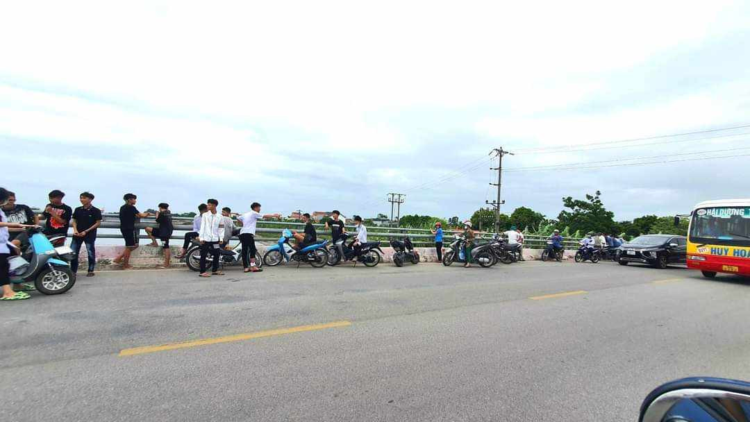 Hai Duong: Nu sinh bo nha di, nghi nhay cau Xe tu tu