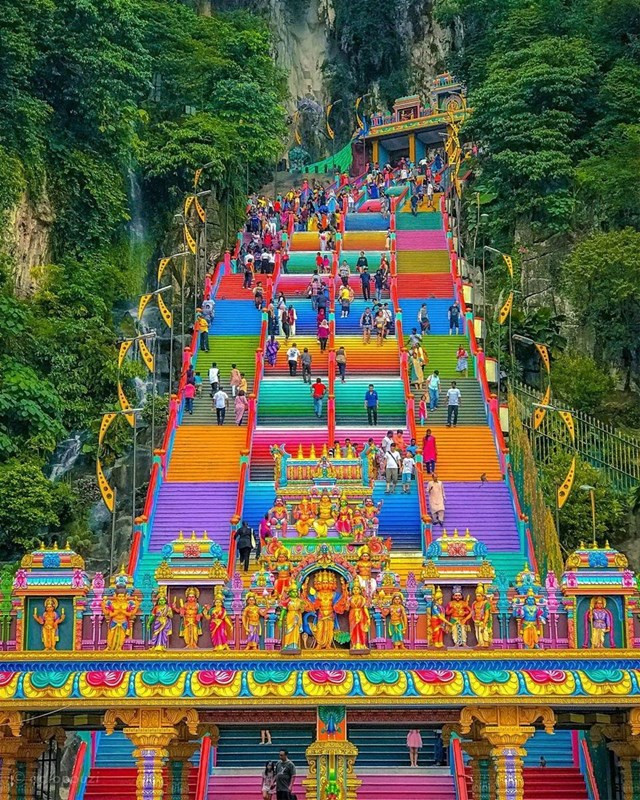 "Check-in" những hang đền bí ẩn trong động Batu Những bậc thang cầu vồng ở Batu