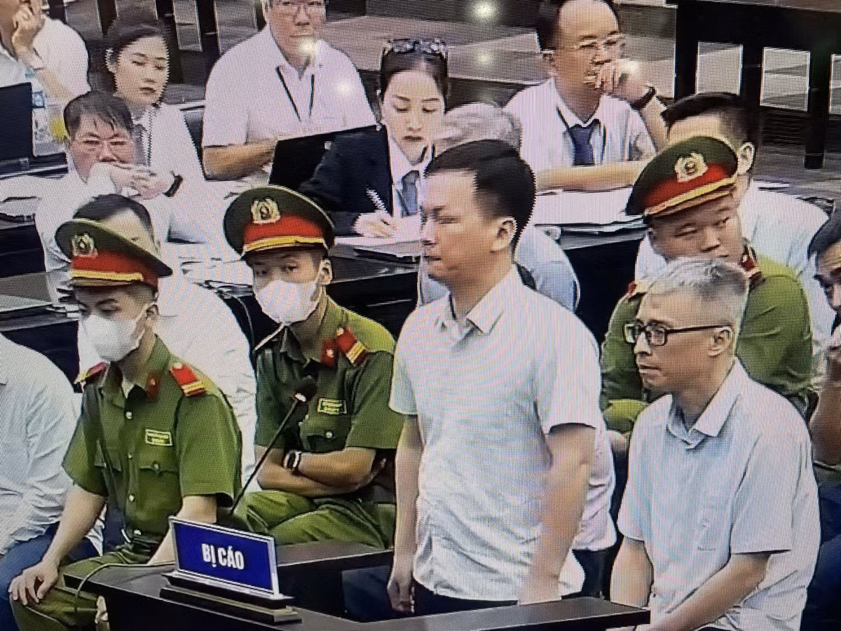 Bị cáo Nguyễn Tiến Thân - cựu chuyên viên Vụ Quan hệ Quốc tế, Văn phòng Chính phủ, nhận hối lộ hơn 3,6 tỷ đồng, hưởng lợi hơn 1,3 tỷ đã khắc phục 1,2 tỷ, còn phải truy thu sung vào ngân sách Nhà nước hơn 141 triệu. 