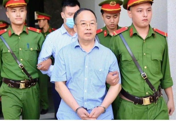 Bị cáo Trần Văn Dự - cựu Phó Cục trưởng Cục Quản lý Xuất nhập cảnh, Bộ Công an nhận hối lộ 7,6 tỷ đồng, hưởng lợi hơn 3,1 tỷ và đã khắc phục xong.